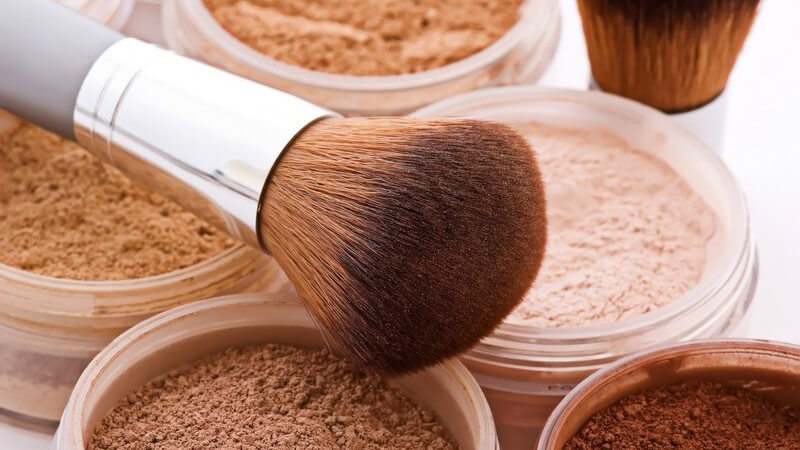 Mit dem Einsatz von Puder, Bronzer und Rouge setzen Sie Ihre individuellen Gesichtszüge gekonnt in Szene