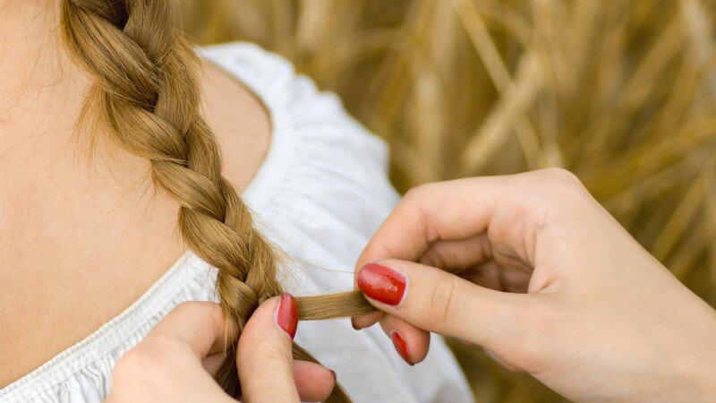 Tipps zum "Kreppen" der Haare ohne Kreppeisen - durch das Flechten von vielen kleinen Zöpfchen