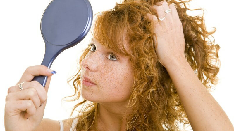 Wir geben Tipps zu Pflege und Styling von naturkrausem Haar - von Hochsteckfrisuren bis zu offenem Haar