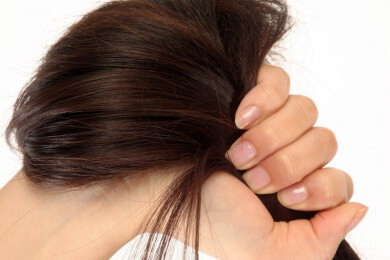 Auf Grund seiner Vielseitigkeit verwenden immer mehr Erwachsene das Babyöl im Alltag für Haut und Haar