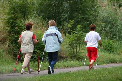 Fitnesstrend Nordic Walking - gesunder Sport für jede Altersklasse