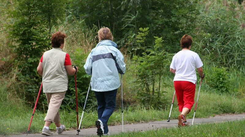 Nordic Walking aktiviert das Herz-Kreislaufsystem, trainiert die Muskeln und schont die Gelenke