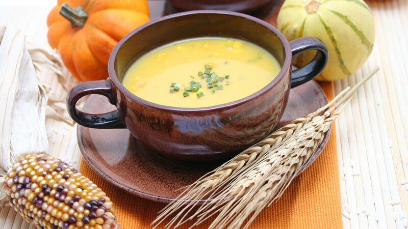 Um eine Suppe zu verdicken, eignen sich beispielsweise die Mehlschwitze, püriertes Gemüse, Brot oder das Auskochen von Suppenknochen