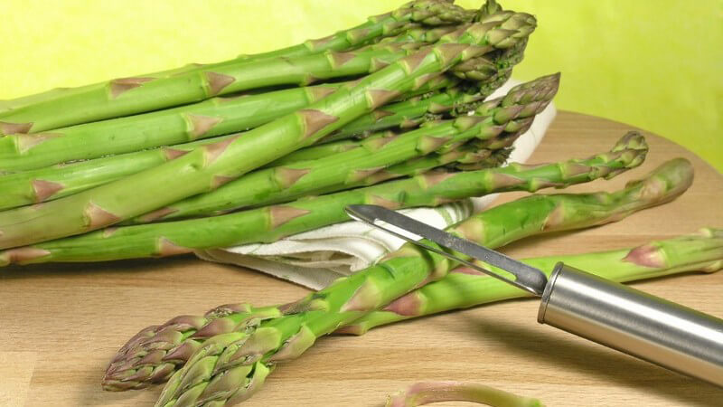 Hat man Spargel gekocht, muss man das Kochwasseranschließend nicht wegschütten - aus diesem sowie aus den Spargelschalen lässt sich eine Spargelsuppe kochen