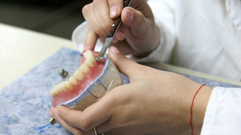 Im Dentallabor erfolgt z.B. die Ultraschallreinigung von Prothesen sowie die Reparatur von Beschädigungen an Zahnkronen