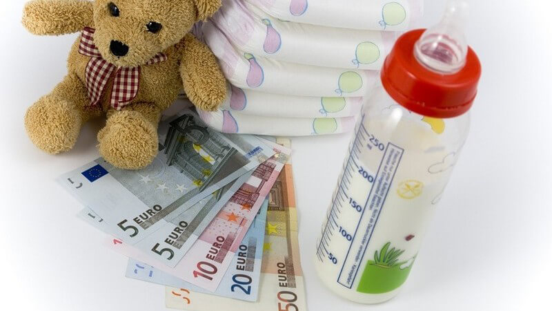 Beantragung und rechtliche Aspekte finanzieller Fördermöglichkeiten für junge Eltern, wie z.B. Kindergeld, Mutterschaftsgeld, Kinderzuschlag, Kinderbetreuungskosten und Co