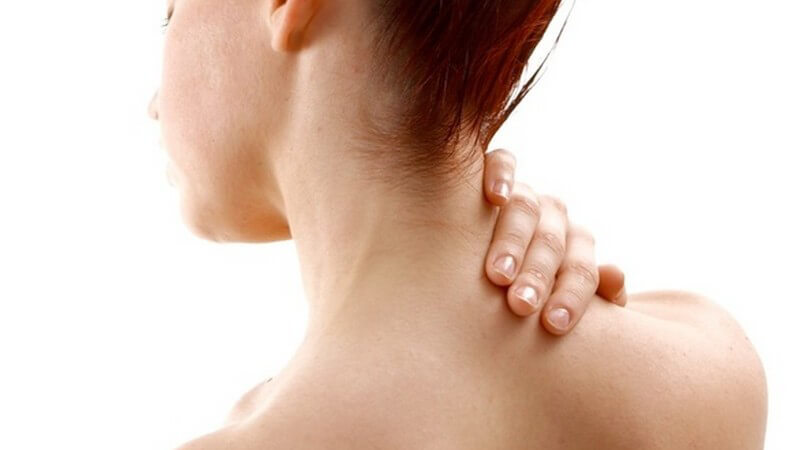 Zu Beschwerden an den Nackenmuskeln kommt es schnell - eine ungünstige Körperhaltung oder ein kalter Luftzug können für Nackenschmerzen verantwortlich sein