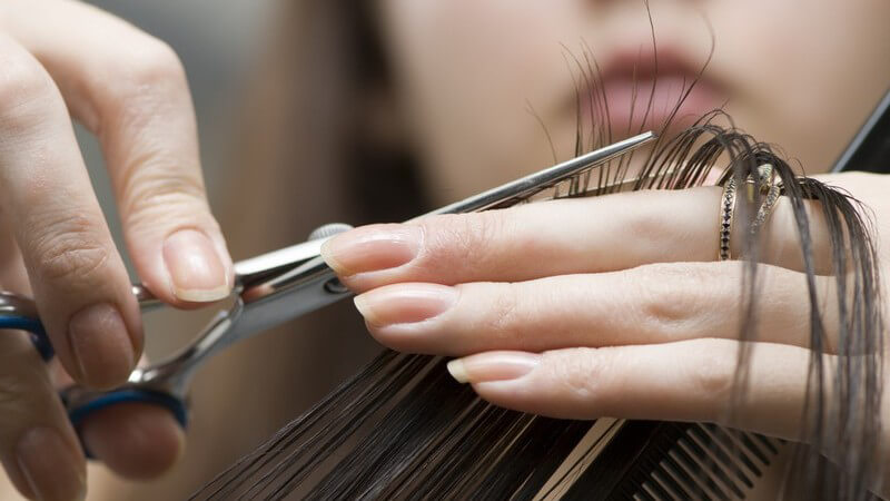 Was beim Ausdünnen der eigenen Haare zu beachten ist und wie man die Haare nur optisch dünner erscheinen lassen kann