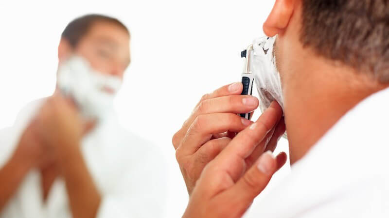 Sowohl die Nass- als auch die Trockenrasur weisen bei Akne Vor- und Nachteile auf