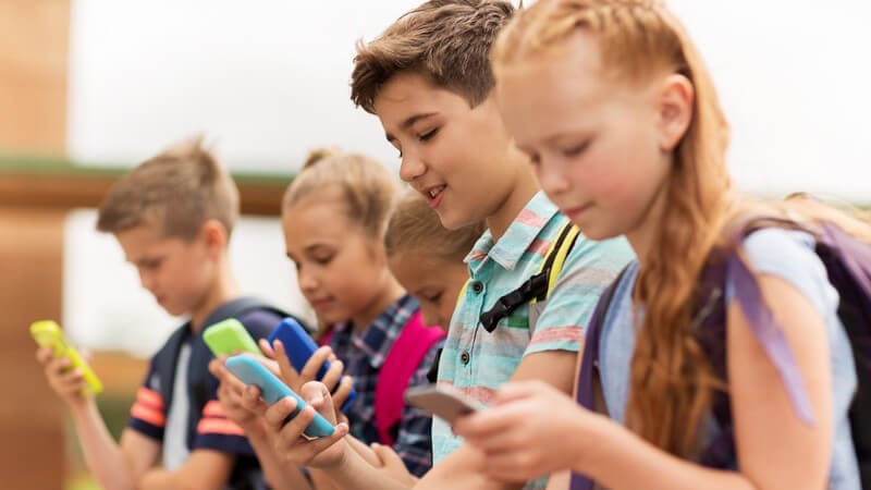 Das Handy oder Smartphone gehört heutzutage bei vielen Kindern zum Alltag dazu - Was sollten Eltern bezüglich Konsum und Alter beachten?