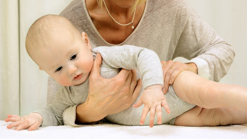 Spezialisierte Kinderosteopathen kümmern sich um Beschwerden wie Dreimonatskoliken, Schlafstörungen, Wirbelsäulenverkrümmungen und Co bei kleinen Patienten