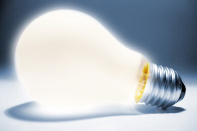 Für konzentriertes Arbeiten: Cool-White-Lampen haben eine motivierende und weckende Auswirkung, doch es gibt auch warmweißes und neutralweißes Licht