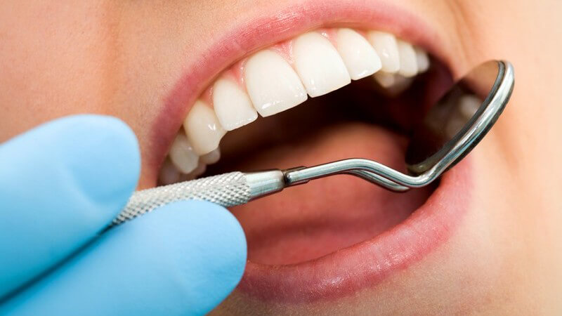Zahnfleischbluten, Schmerzen und Vorwölbungen im Zahnfleisch sind mögliche Symptome