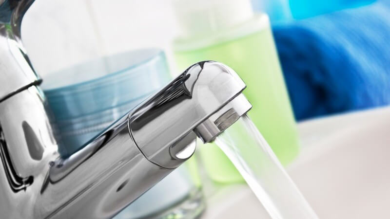 Wie Sie Ihre Hand- oder elektrische Zahnbürste und deren Ersatzbürstenköpfe richtig reinigen