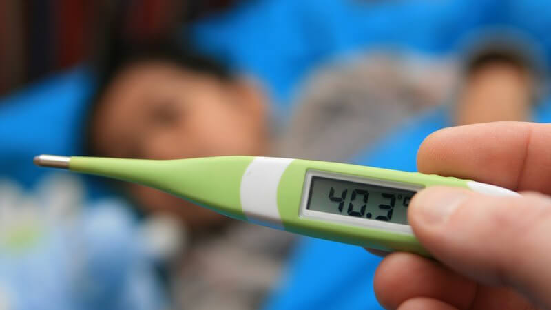 Das Fieber tritt in der Regel ganz plötzlich auf und steigt bis auf 41 Grad Celsius an