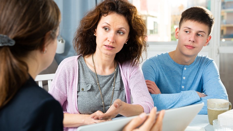 Mutter mit Sohn beim Elternsprechtag