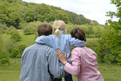 Familienwanderungen sollten gut geplant sein - wer gut vorbereitet ist, wird den Kleinen eine schöne Wandertour bieten können