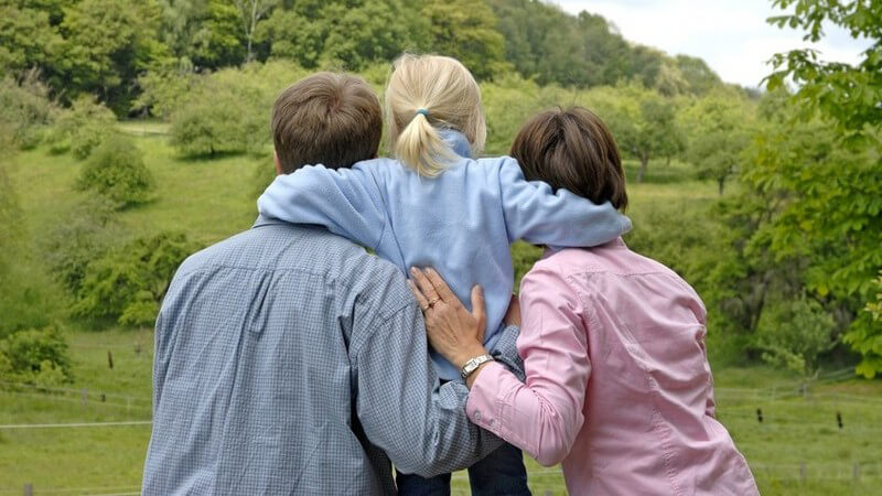 Familienwanderungen sollten gut geplant sein - wer gut vorbereitet ist, wird den Kleinen eine schöne Wandertour bieten können