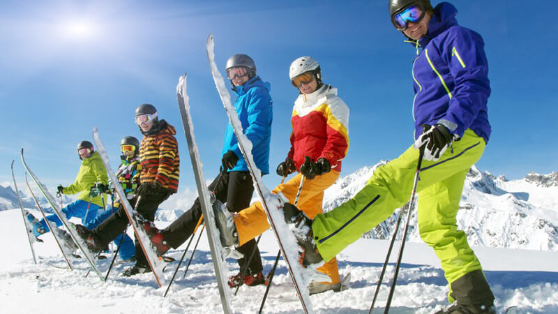 Wir zeigen, worauf es beim Training für das Skifahren ankommt - unmittelbar vor der Abfahrt sollte man sich durch ein wenig Gymnastik aufwärmen