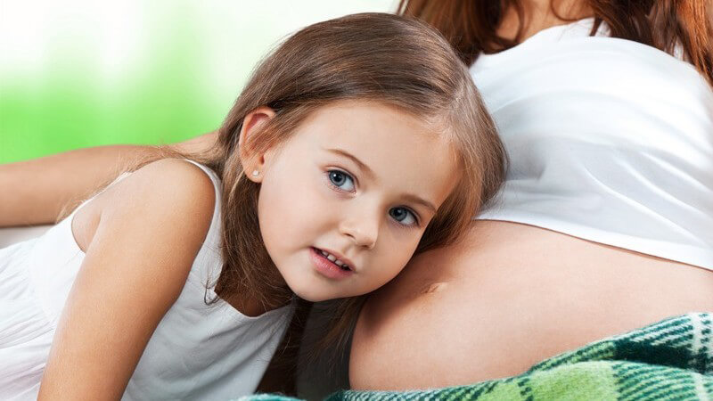 Wie man Kinder schon während der Schwangerschaft auf das Geschwisterchen vorbereiten kann