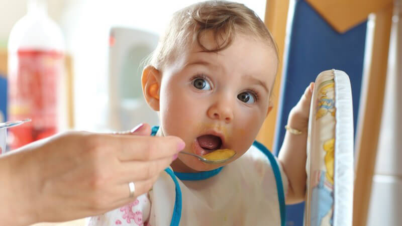 Wichtige Utensilien für die Ernährungsumstellung von Säuglingsnahrung zu Beikost - Durch Esszubehör kann das Baby im Essenlernen unterstützt werden