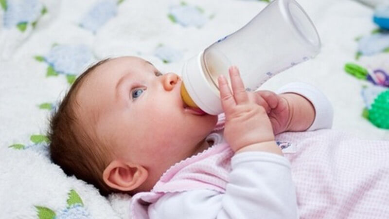 Getränke während der Beikost - was und wie viel das Baby trinken sollte