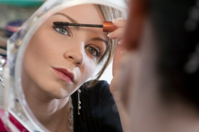 Rizinusöl, Vaseline und Co.: wirksame Produkte und Hausmittel für die Wimpernpflege