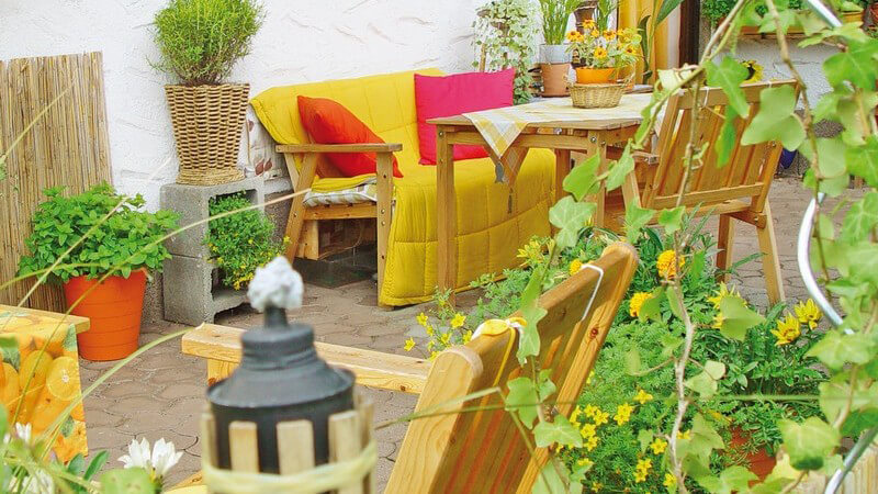 Je nach Lage bietet ein Balkon zu verschiedenen Tageszeiten viel Sonne oder bleibt eher im Schatten - auch dies ist bei der Pflanzenauswahl zu beachten