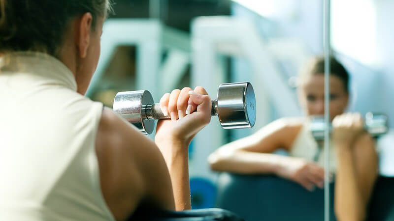 Latissimusom Gewichtheben profitieren - passende Trainingspläne vor und zeigen, worauf es dabei ankommt