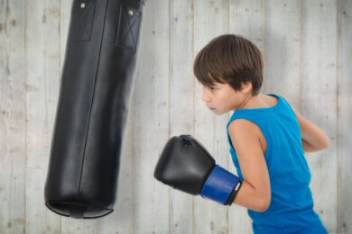 Alle praktischen Feinheiten der Selbstverteidigung sollten einem Kind erst ab einem Alter zwischen zehn und 12 Jahren beigebracht werden