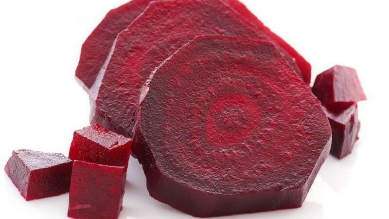 Die Rote Bete enthält zahlreiche Nährstoffe, die sie zu einem sehr gesunden Gemüse machen; besonders gerne wird auch der Rote Bete Saft getrunken