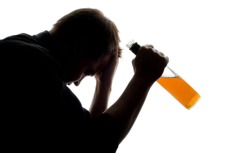 Mann mit einer Flasche Alkohol in der Hand Mann mit einer Flasche Alkohol in der Hand