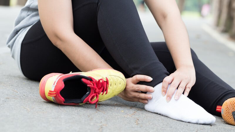 Wie gips lange gebrochen sprunggelenk Sprunggelenksfraktur Therapie