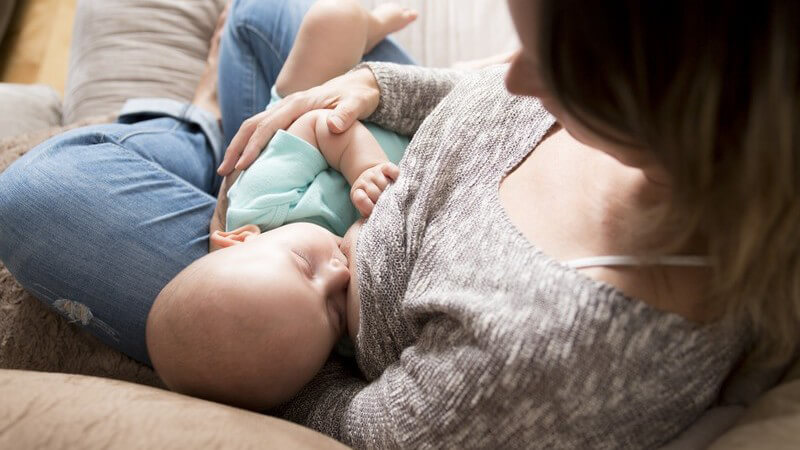 Plötzliche Traurigkeit und Negativgefühle beim Stillen können auf hormonelle Ursachen zurückgehen