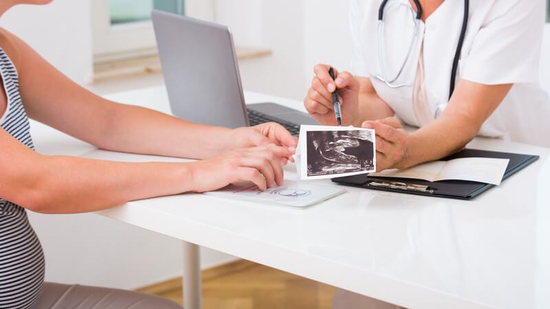 In den ersten 20 Schwangerschaftswochen kann eine Übertragung des Virus auf das ungeborene Kind zur Gefahr werden