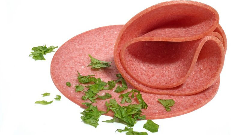 Die Cervelatwurst ähnelt der Salami; ist jedoch deutlich feiner - Rind und Schwein gehören zu den dafür am häufigsten verwendeten Fleischsorten