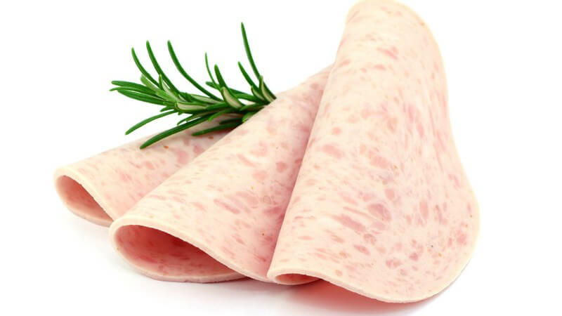 Die Jagdwurst zählt zu den Brühwurstsorten und es wird meist mageres Fleisch von Schwein und Rind verwendet