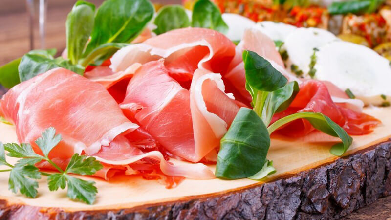 Der Prosciutto die Parma benötigt eine lange Reifezeit und gehört zu den teuersten Aufschnittsorten