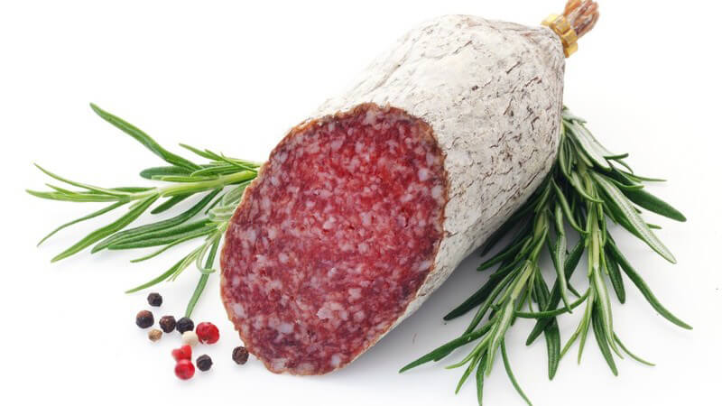 Die Salami ähnelt der Cervelatwurst; letztere ist jedoch deutlich feiner - Rind und Schwein gehören zu den dafür am häufigsten verwendeten Fleischsorten