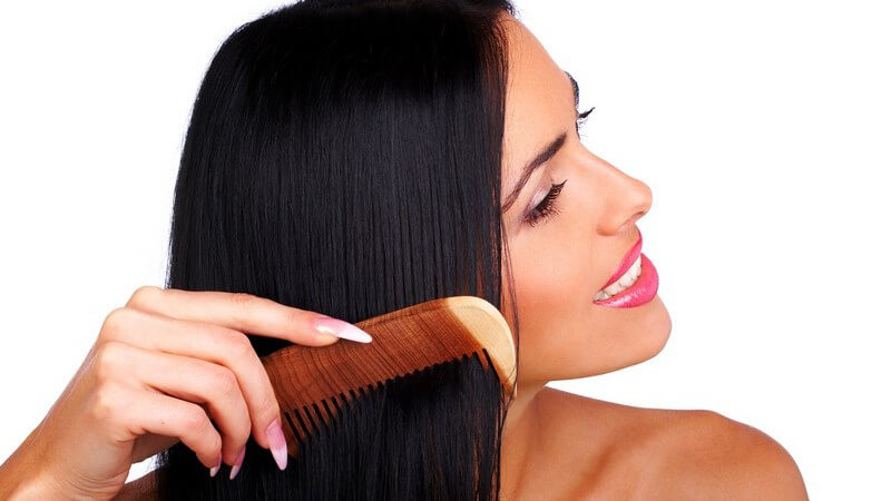 Beim Kämmen der Haare gibt es hinsichtlich der Dauer und Häufigkeit ein paar Dinge zu beachten