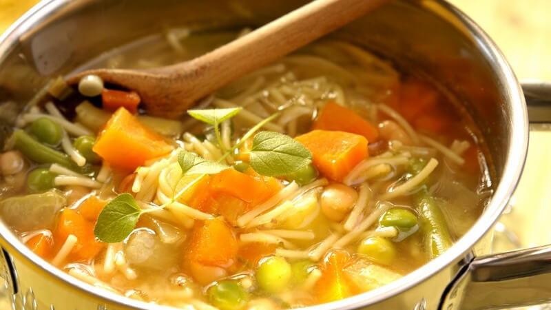 Für die beliebte Nudelsuppe gibt es Pasta mit unterschiedlichen Formen; man kann auch Tomaten mit Suppennudeln füllen