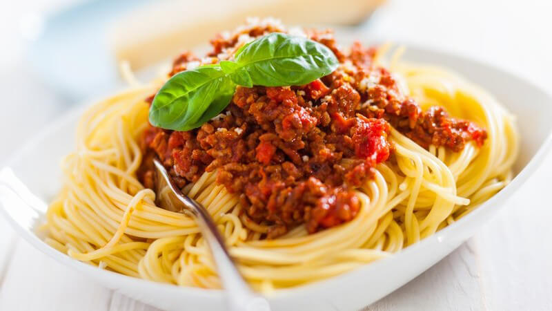 Spaghetti werden klassisch mit Bolognesesauce gegessen