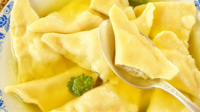 Tortelloni werden z.B. mit einer Hackfleischsauce gefüllt