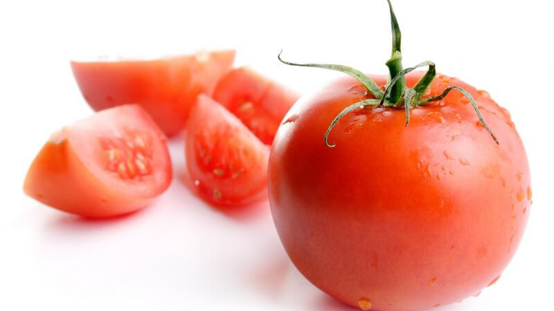 Die Fleischtomate ist sehr saftig und aromatisch; sie eignet sich z.B. sehr gut zum Grillen oder Überbacken