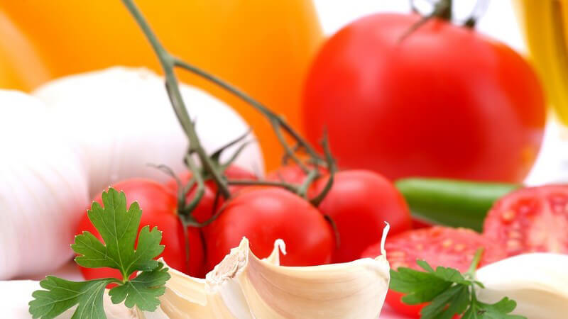 Die Strauchtomate gibt es in verschiedenen Sorten und ist demnach je nach Geschmack vielseitig verwendbar - so zählt sie zu den beliebtesten Tomatenarten