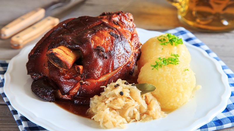 Schweinshaxe mit Sauerkraut und Knödeln