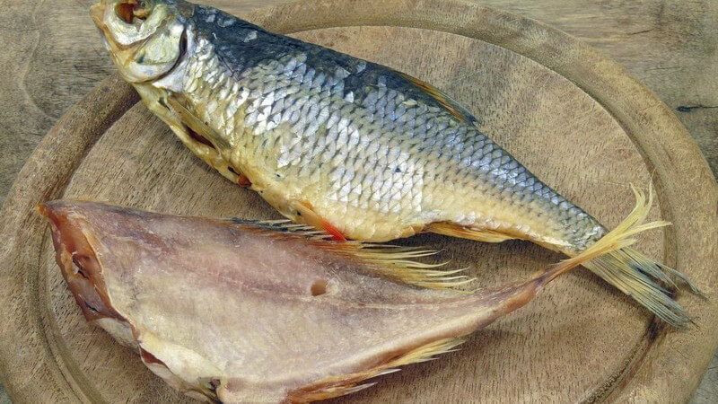 Enthält wenig Fett; aufgrund der giftigen Stacheln sollte man sich den Fisch vom Händler küchenfertig geben lassen