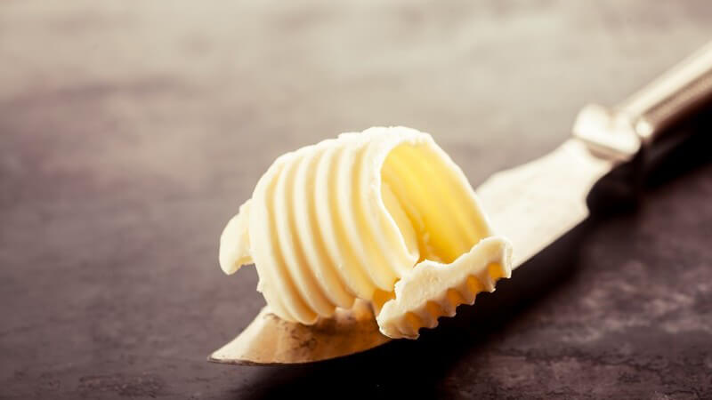 Es gibt verschiedene Sorten; beliebt ist z.B. die "Fitness"-Margarine