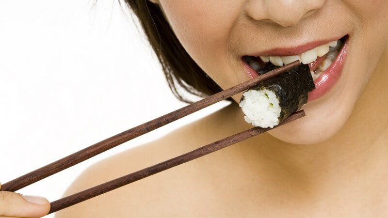 Bei Sushi unbedingt auf Frische achten: wichtige Punkte, die man beim Kauf und Verzehr der Sushi-Zutaten beachten sollte