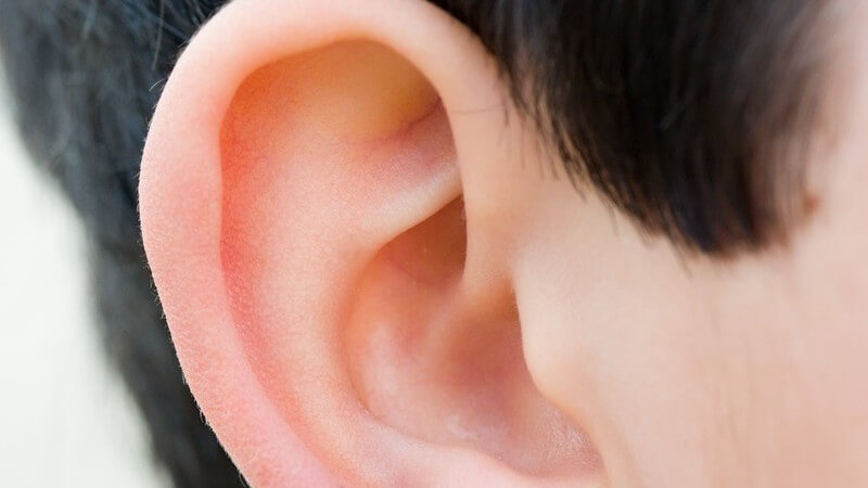 Wie Pickel im Ohr entstehen und wie man sie behandeln sollte